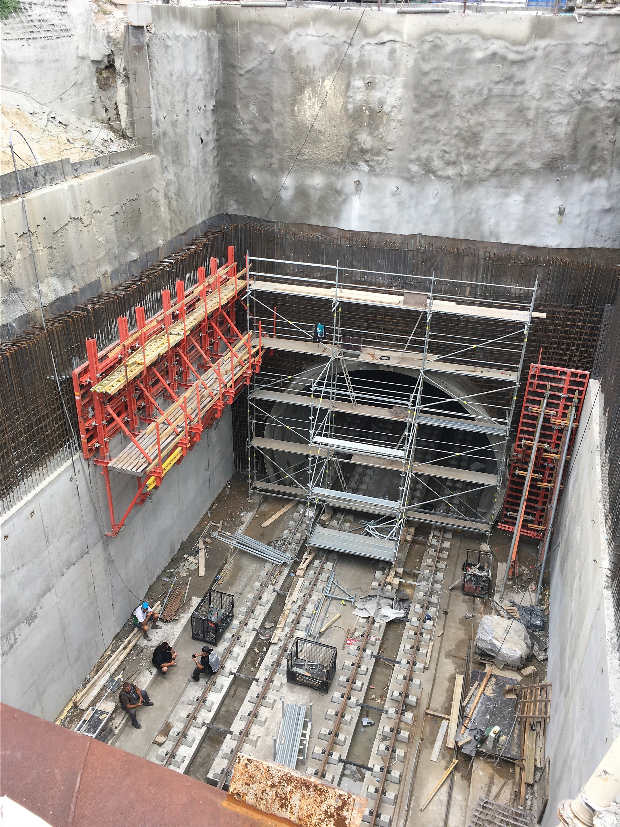 Система за катерене SCS в комбинация с платна TRIO, монтажно скеле и едностранен кофраж SB-2 