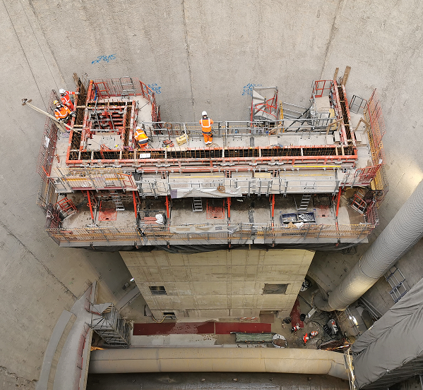 Puits Cuchets L14 sud du Grand Paris Express à Villejuif : un puits réalisé à l’aide d’outils grimpants et semi-grimpants TRIO /CB, avec du matériel et des techniques bien rodées.<br/>(Photo : PERI France)<br/>