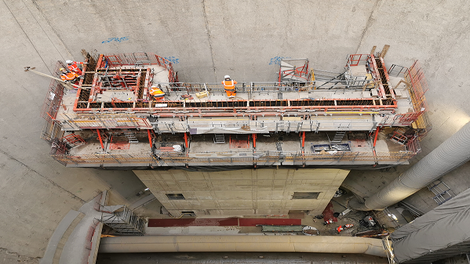 Puits Cuchets L14 sud du Grand Paris Express à Villejuif : un puits réalisé à l’aide d’outils grimpants et semi-grimpants TRIO /CB, avec du matériel et des techniques bien rodées.<br/>(Photo : PERI France)<br/>