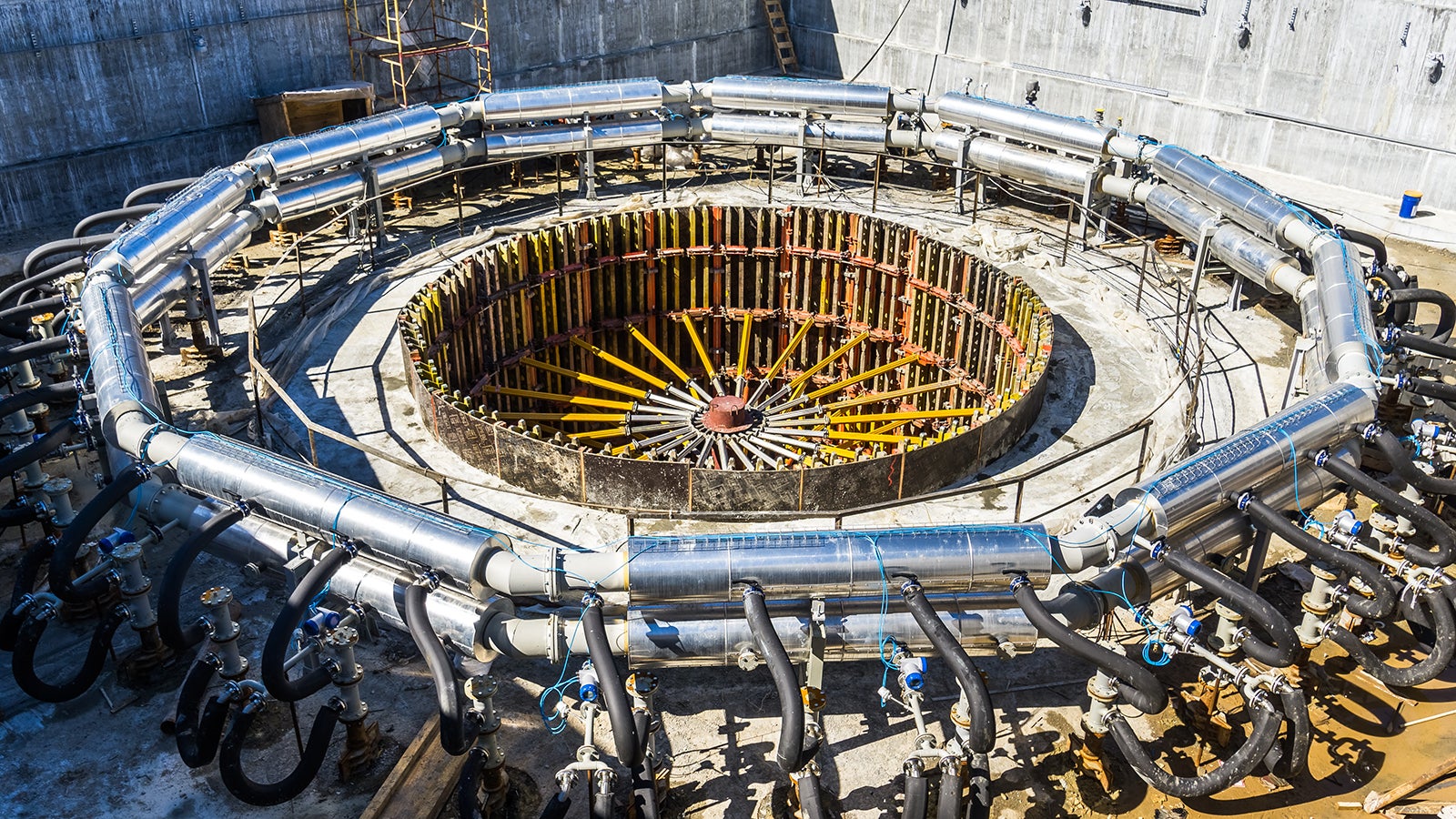 Задача проекта заключалась в разработке решения для одностороннего бетонирования радиальных стен внутренним диаметром 9,2 м. Для этого клиенту был предложен индивидуальный план, включающий проектирование и производство специальных элементов, а также нестандартную комбинацию систем PERI с учетом условий объекта.