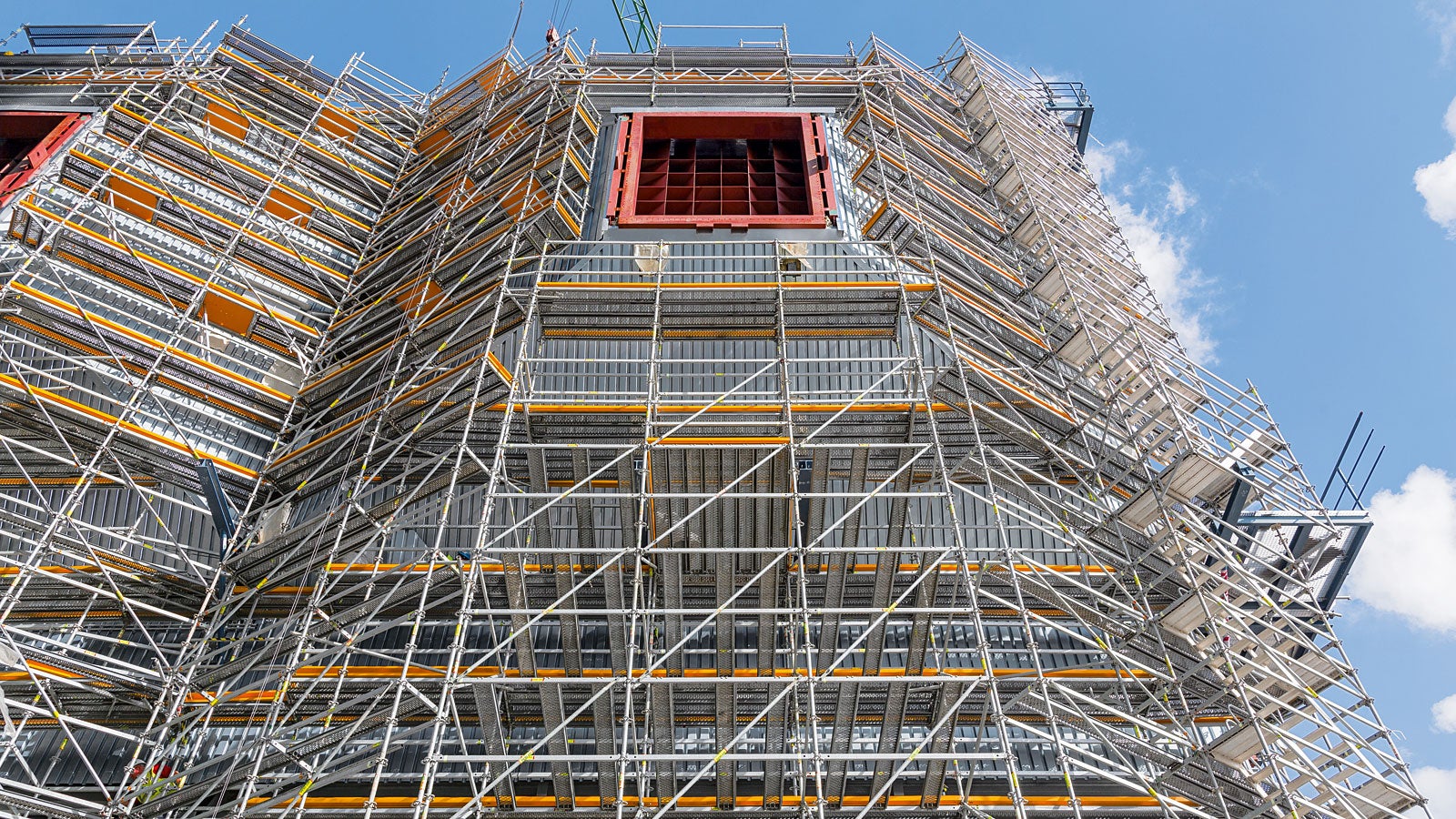 Chiar și pentru asamblarea și izolarea termică a celor 8 conducte de intrare în formă de pâlnie, schela pentru construcții PERI oferă condiții ideale de lucru. 