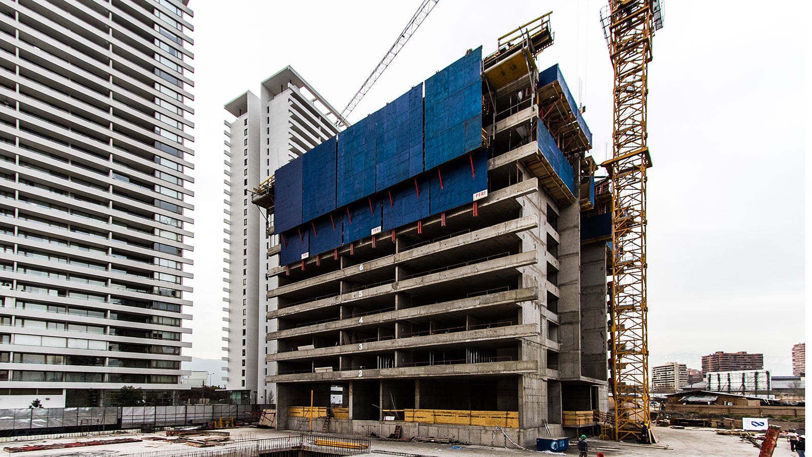 Cuenta con una superficie aproximada de 11.500 m2 construidos en 3 niveles de subterráneos y 21.500 m2 en 29 pisos de altura. El destino del edificio es residencial, con una dotación total de 243 departamentos.