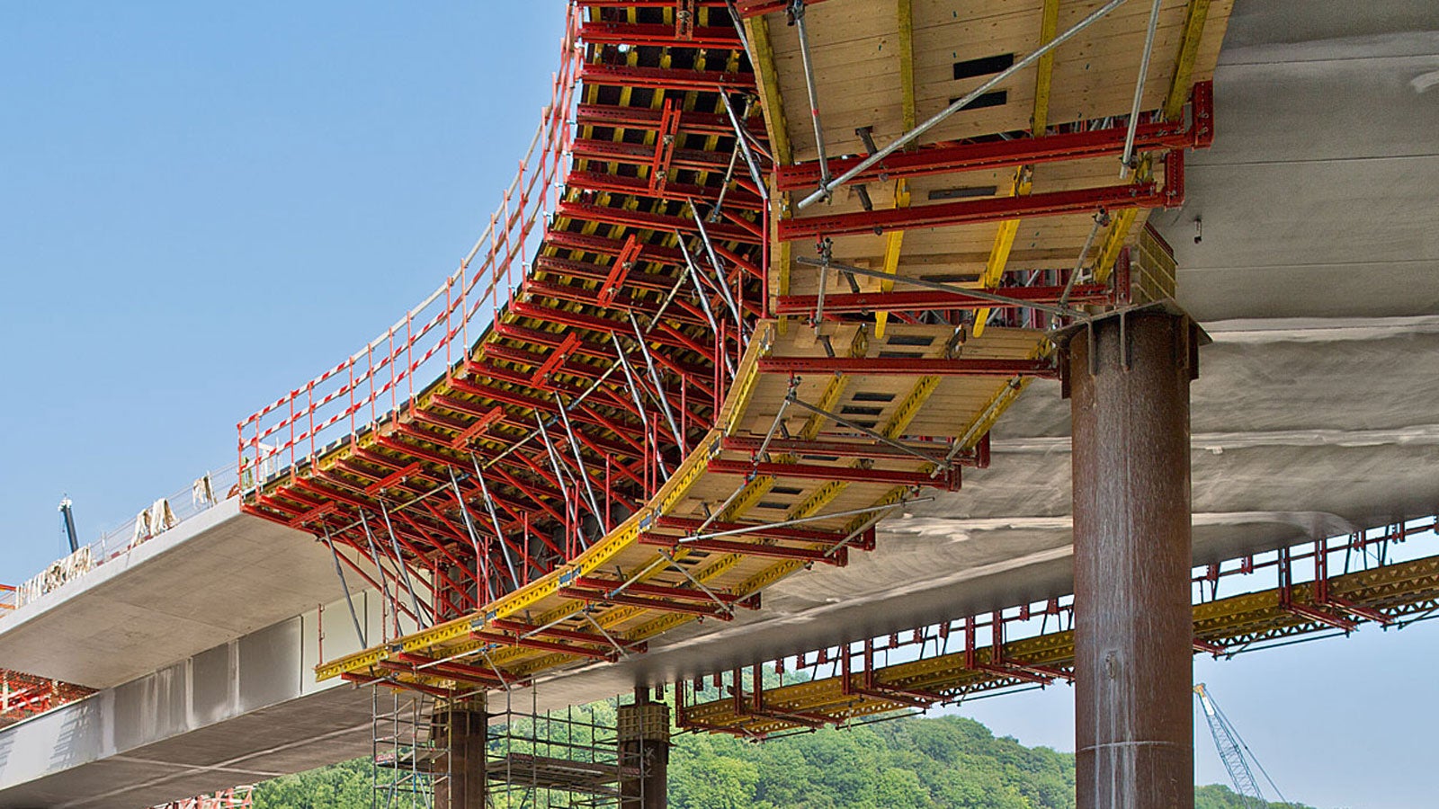 Moving the parapet carriage takes place both cost-effectively and site compliant by means of steel profiles. As a rule, no anchoring is required in the structure and horizontal forces are transferred via friction.