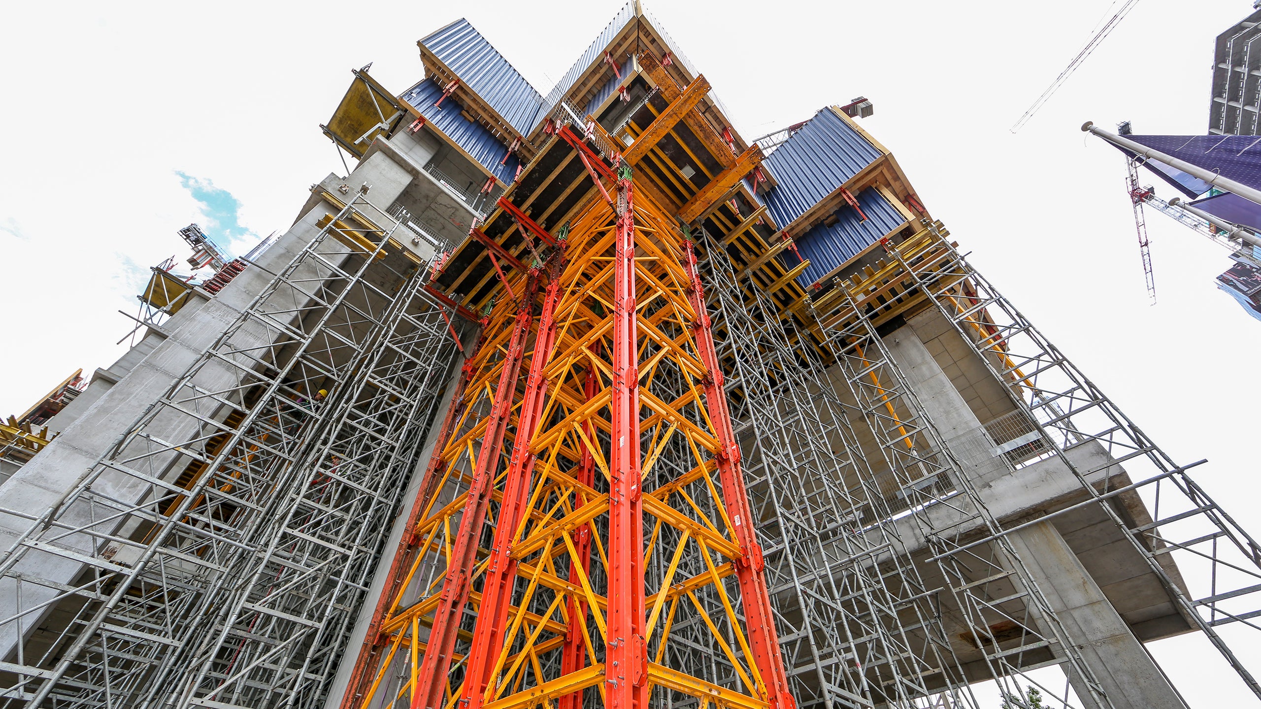 System wież wysokonośnych PERI VST o nośności jednej wieży do 280 ton.