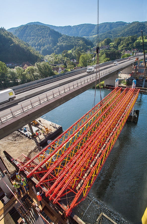 Para transferir as cargas pesadas ao longo de quase 40 m de extensão, o arranjo e os espaçamentos de treliça podem ser determinados com flexibilidade usando uma configuração de grade métrica.