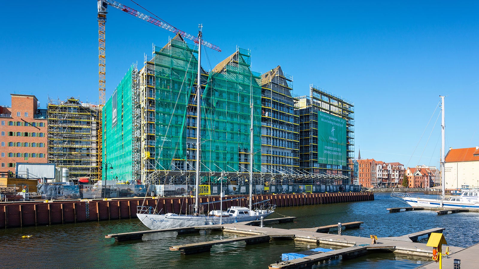 Bezpieczeństwo montażu rusztowań PERI UP Easy zapewnione dzięki zintegrowanej poręczy wyprzedzającej. Poręcz następnego poziomu montowana jest za pomocą ramy Easy z niższego, zabezpieczonego już kompletną balustradą. Fot. Wojciech Dziedzic