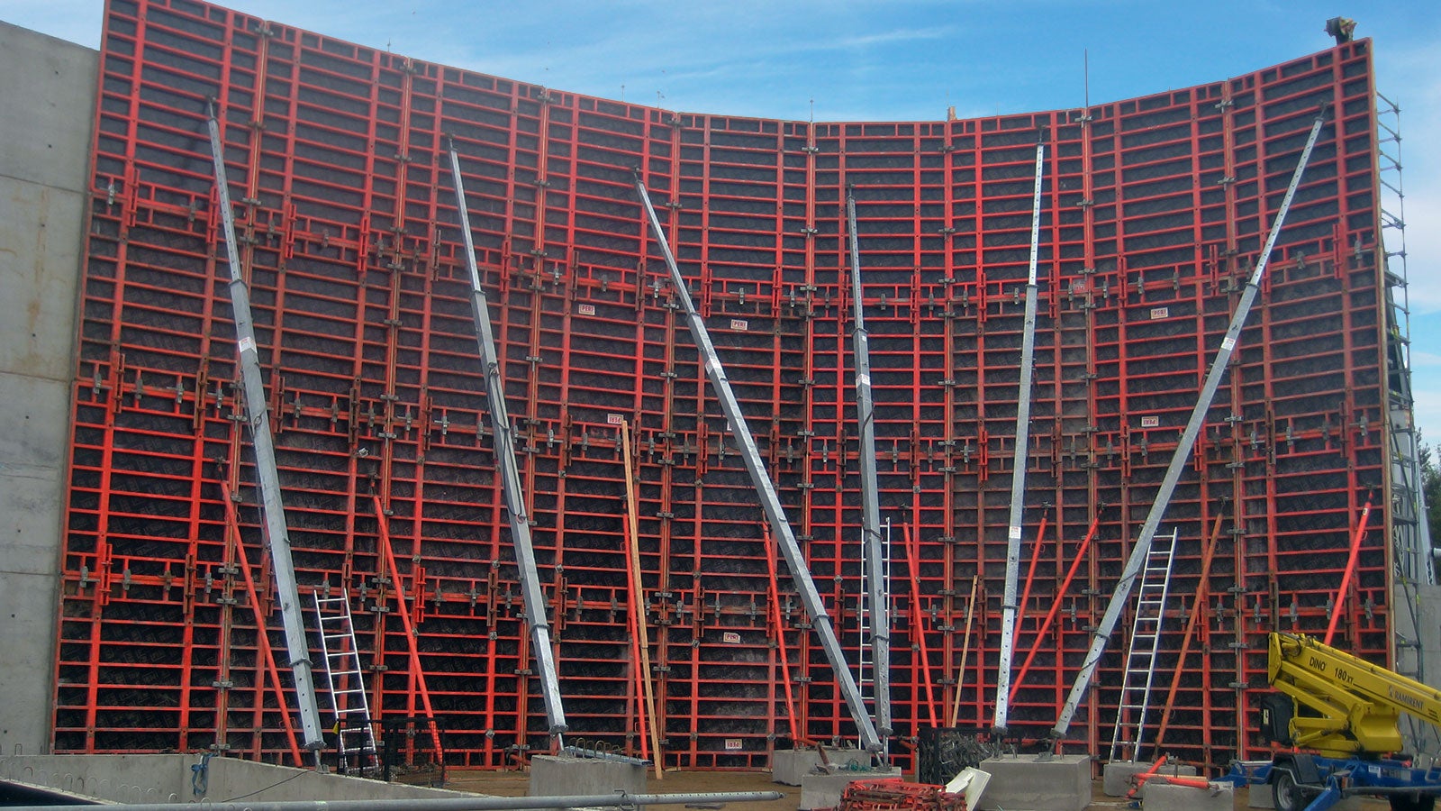 TRIO-muoteilla valettiin yli 10 m korkeita paikallavaluseiniä.