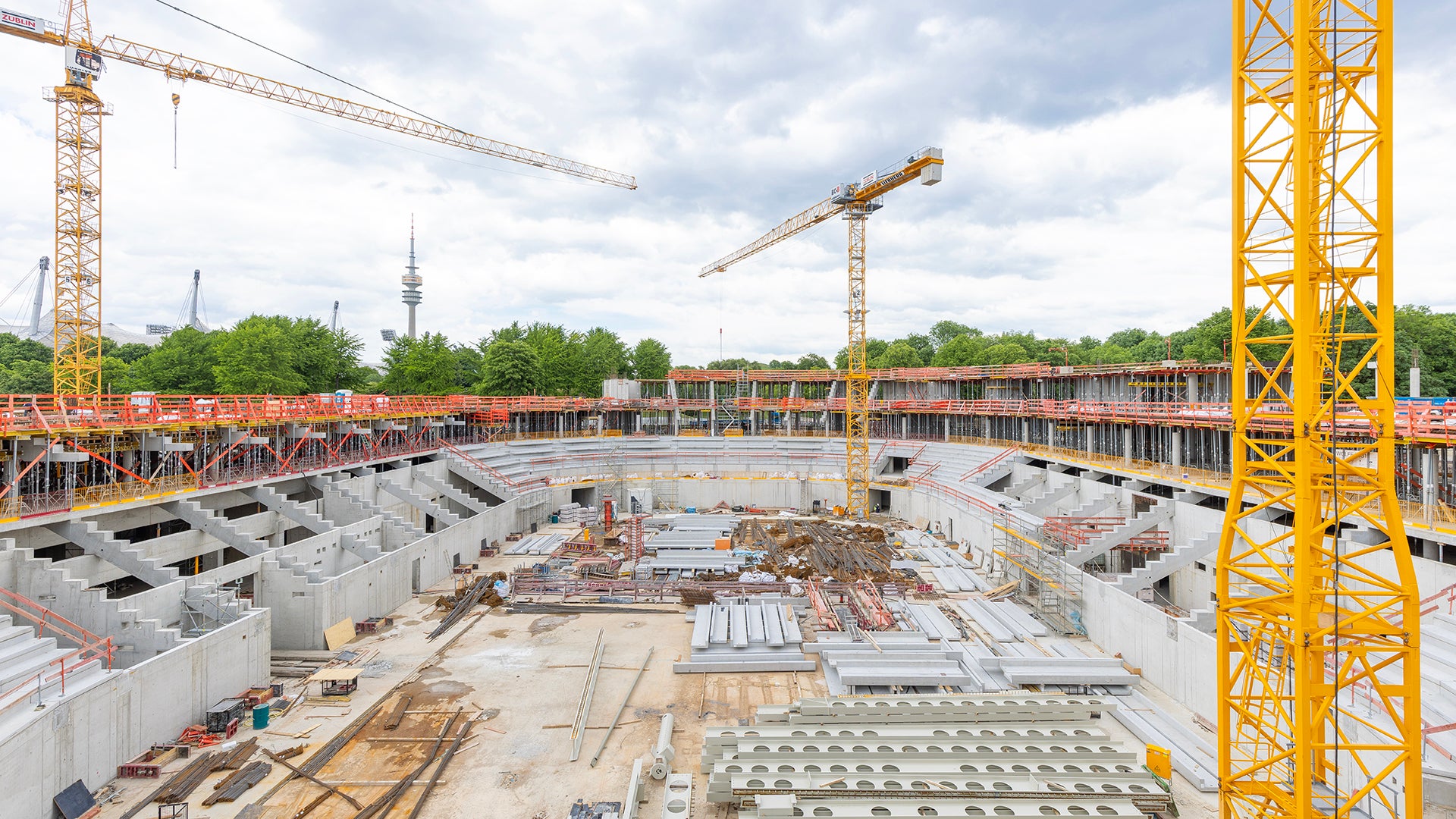 Während der Hochphase waren rund 500 Bauarbeiter gleichzeitig auf der Baustelle tätig, über 110.000 m² Schalung und 500 Mikropfähle wurden verbaut.