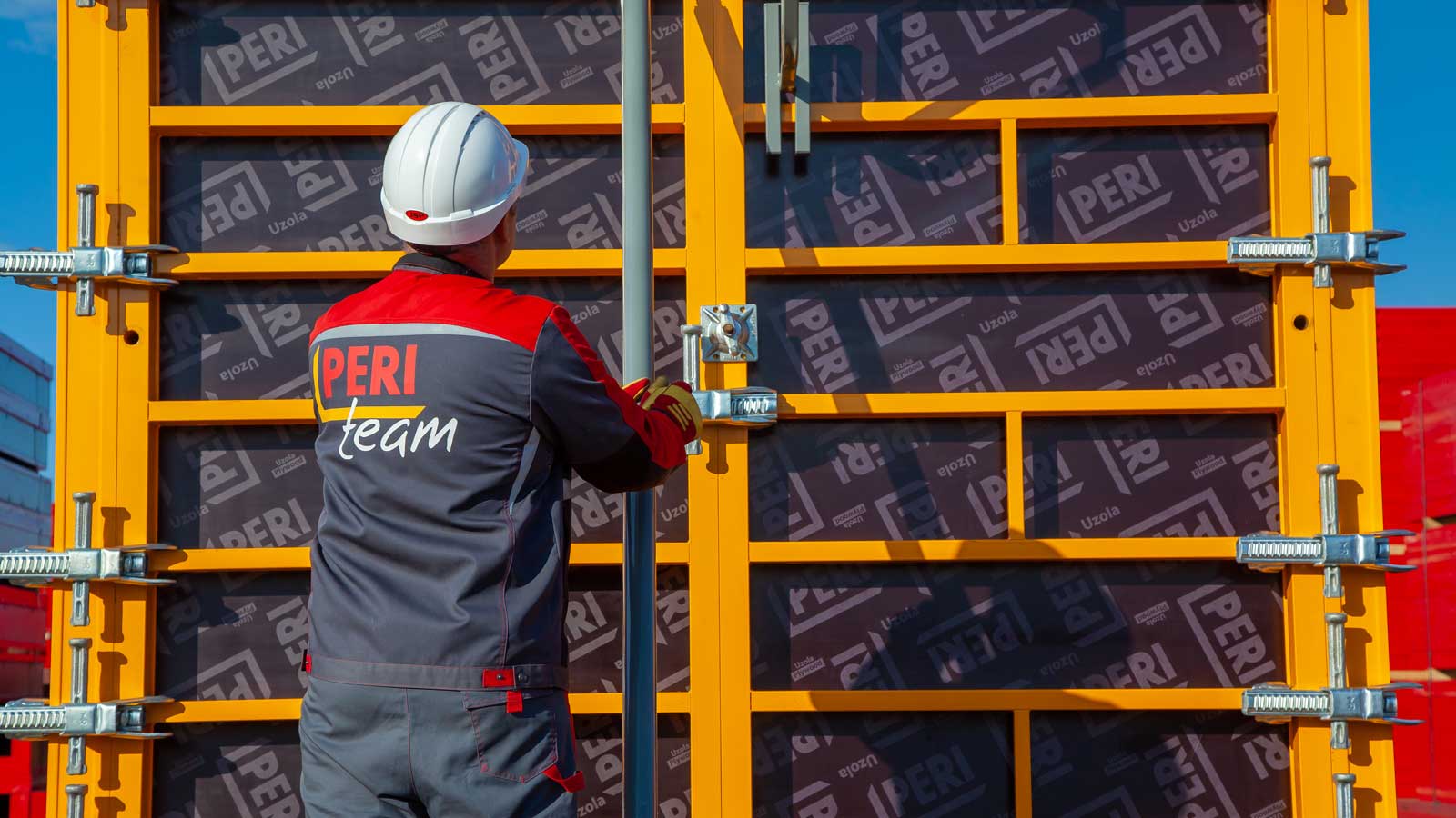 При устройстве стены высотой до 3.3 м с помощью такой системы будет достаточно использовать всего 2 тяжа и 3 замка BFD по высоте. 