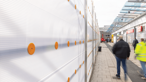 Die leichten Bauteile fördern ein ergonomisches Arbeiten. Zudem sorgen blickdichte, aber dennoch lichtdurchlässige Paneele für einen hohen Komfort beim Arbeiten an der Fassade.