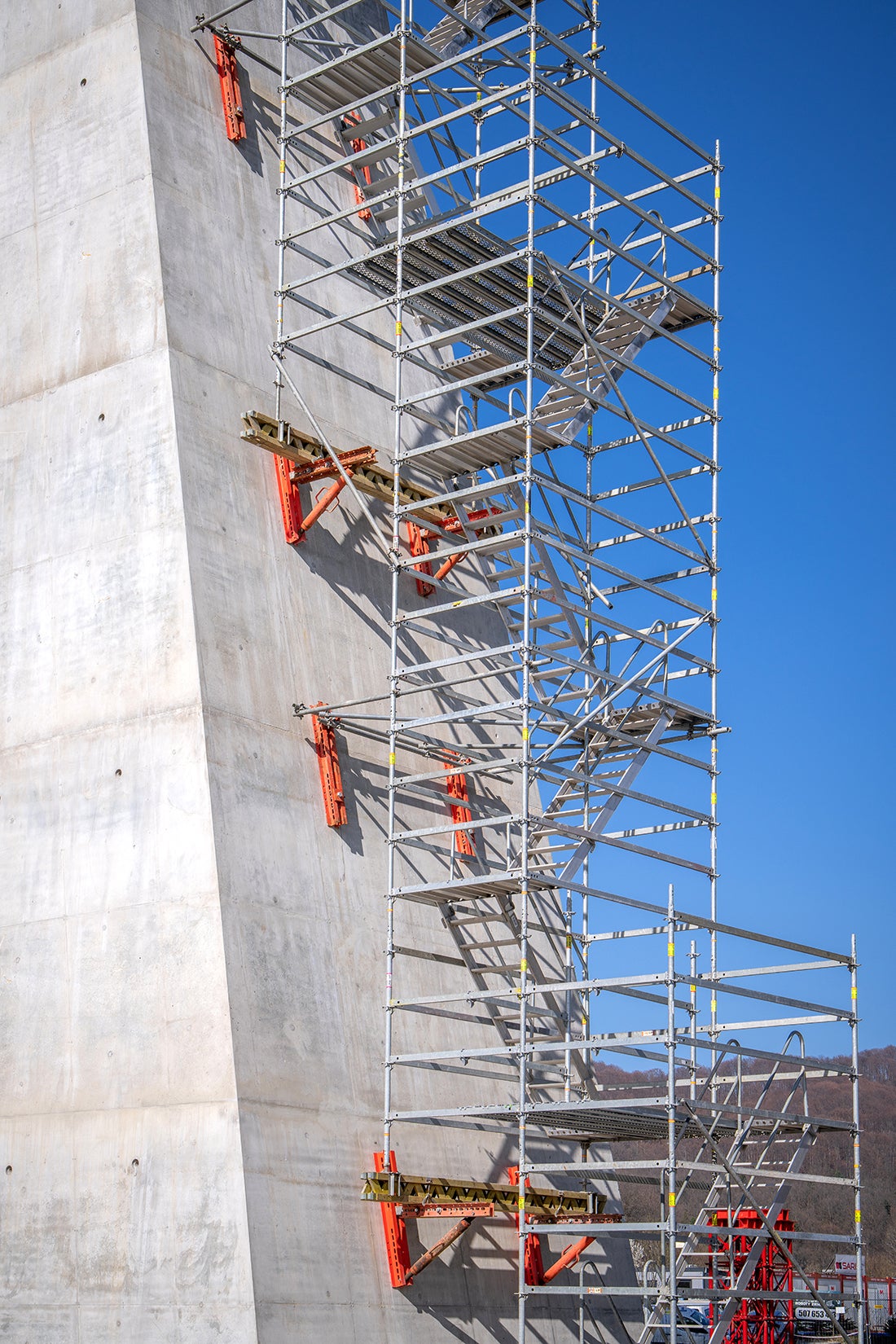 Budowa mostu przez rzekę San w Sanoku.