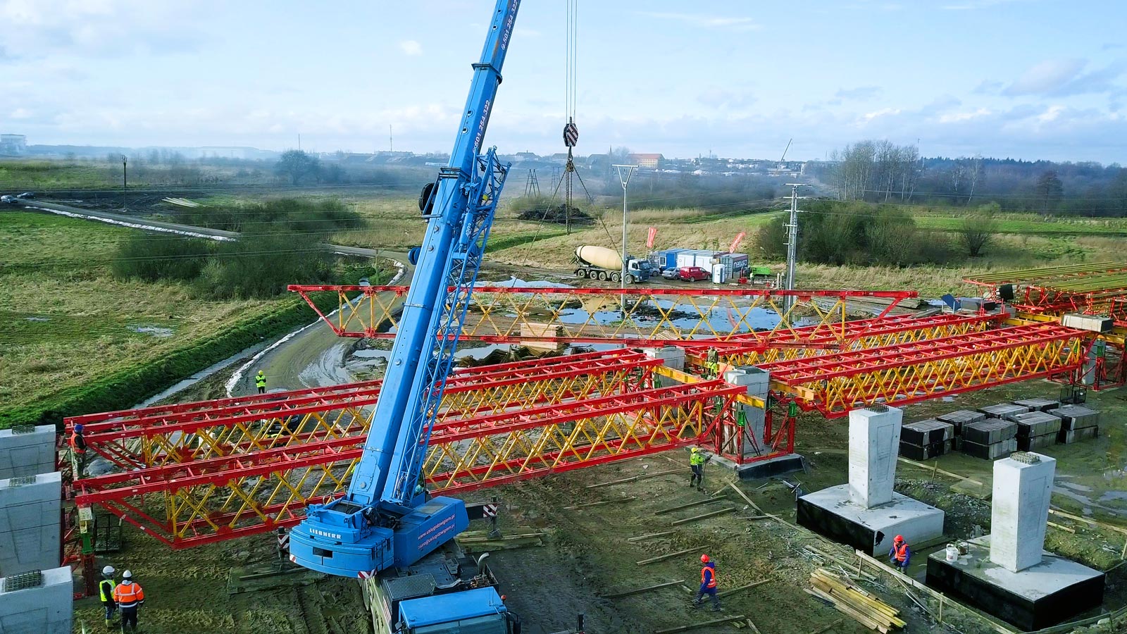 Montaż scalonych zestawów kratownic VRB na wieżach podporowych