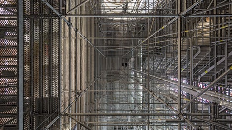 Der Zugang und der vertikale Materialtransport erfolgen über einen in die Gerüstkonstruktion integrierten Treppenturm sowie einen Bauaufzug.