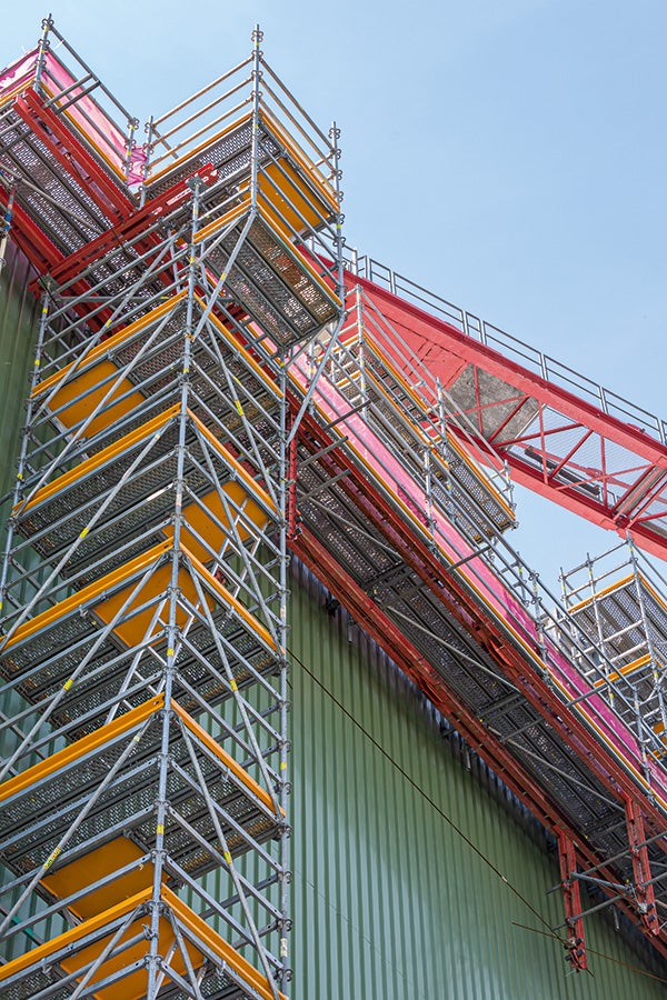 It was possible to combine PERI UP and VARIOKIT in an extremely versatile manner for a wide range of applications – for example, for forming the bridging construction with its tensioning system and its span of 12.75 m at a height of 33 m.