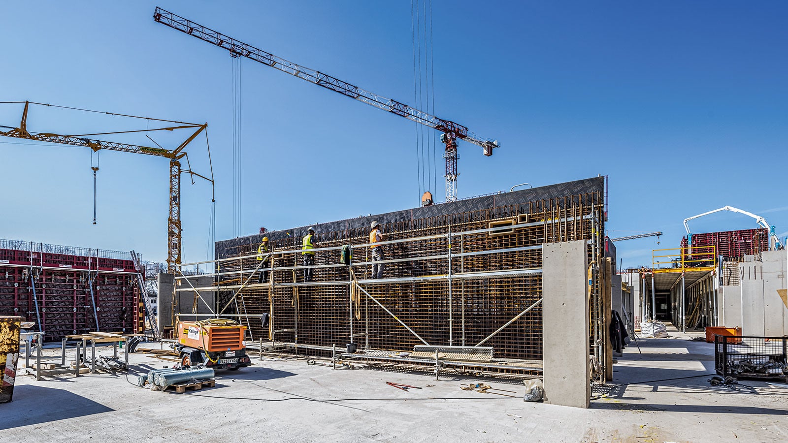 Zum sicheren Bewehren, Schalen und Betonieren der bis zu 5 m hohen Wände werden kranversetzbare PERI UP Bewehrungsgerüste eingesetzt, die ohne jegliche Ballastierung oder Verankerung standsicher sind.