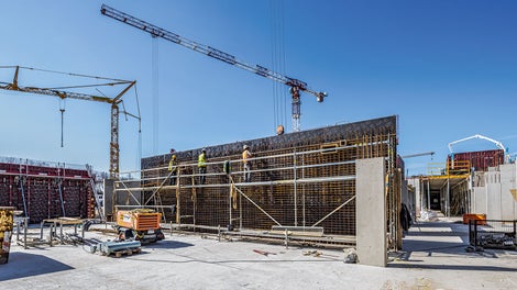 Zum sicheren Bewehren, Schalen und Betonieren der bis zu 5 m hohen Wände werden kranversetzbare PERI UP Bewehrungsgerüste eingesetzt, die ohne jegliche Ballastierung oder Verankerung standsicher sind.