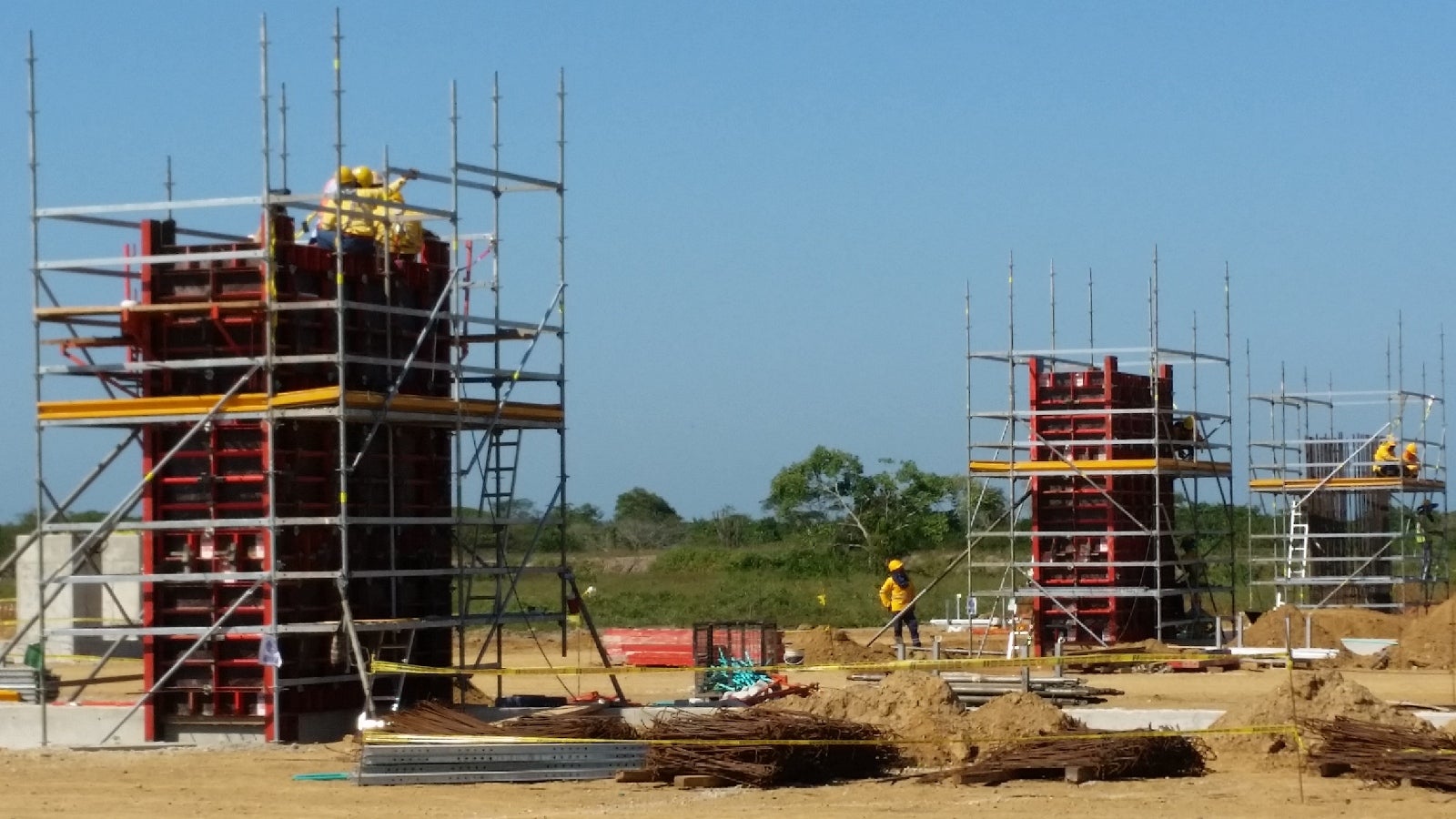 Encofrado de pantallas de gran dimensión, encofradas de manera racional y rápida con el versátil sistema LIWA, para fácil acceso y armado se empleó nuestros andamios multidireccionales PERI UP Flex. 