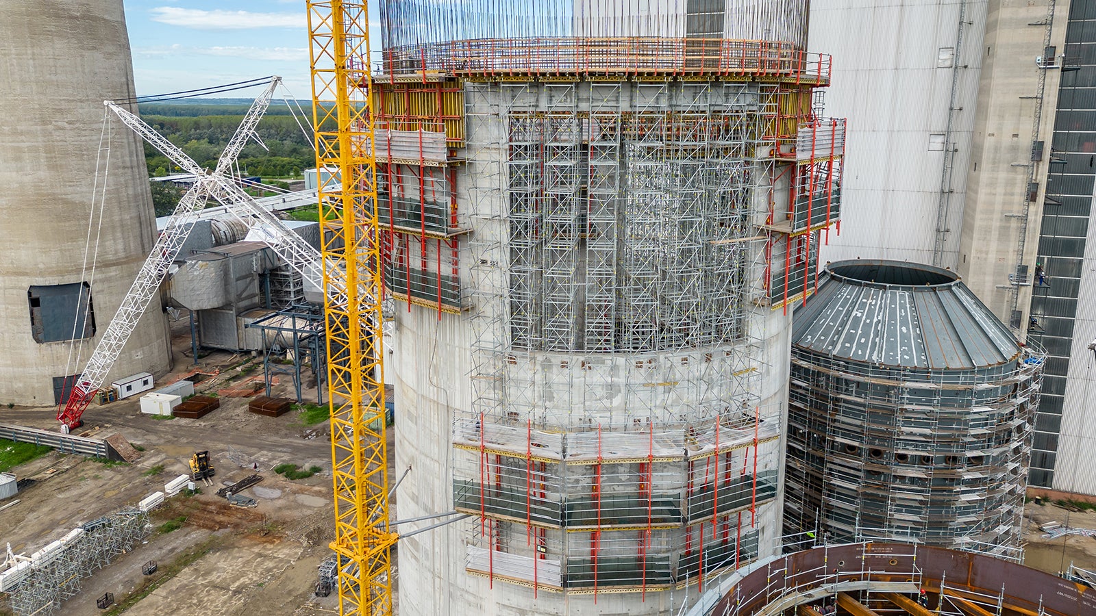 Otvori dimnjaka dimenzija 12x12 m zahtevali su postavljanje platformi na visini preko 30 m na koje su potom postavljani PERI UP Flex nosivi tornjevi skele