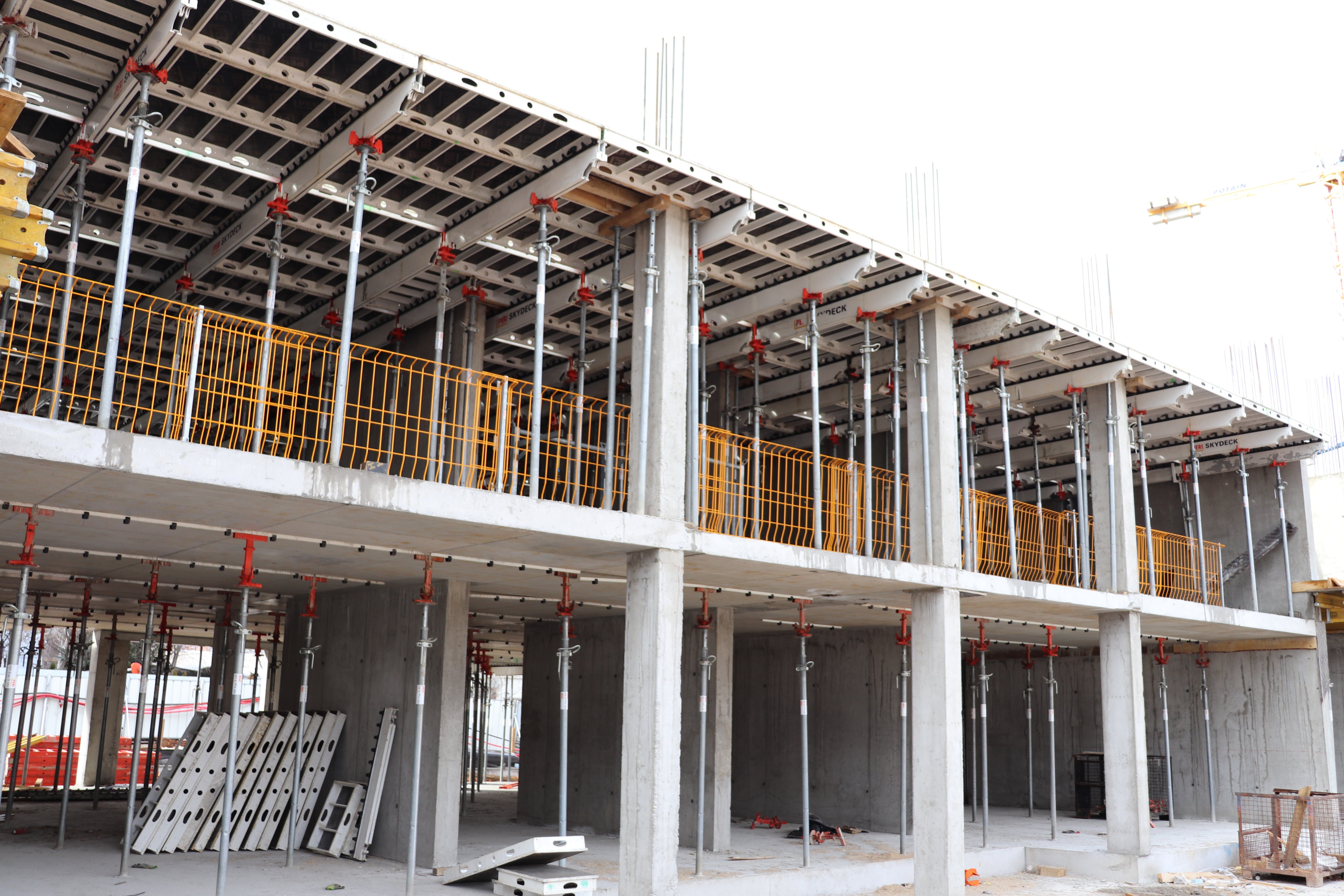 Предвидената кофражната система за плочи за целия комплекс е SKYDECK