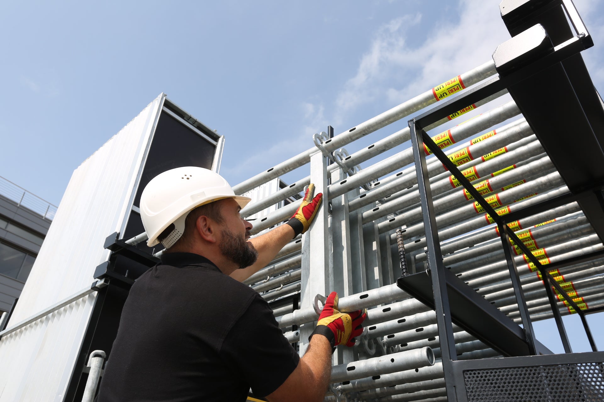 整齐划一的材料存储确保了工人能够舒适地存取Easy 框架<br/>