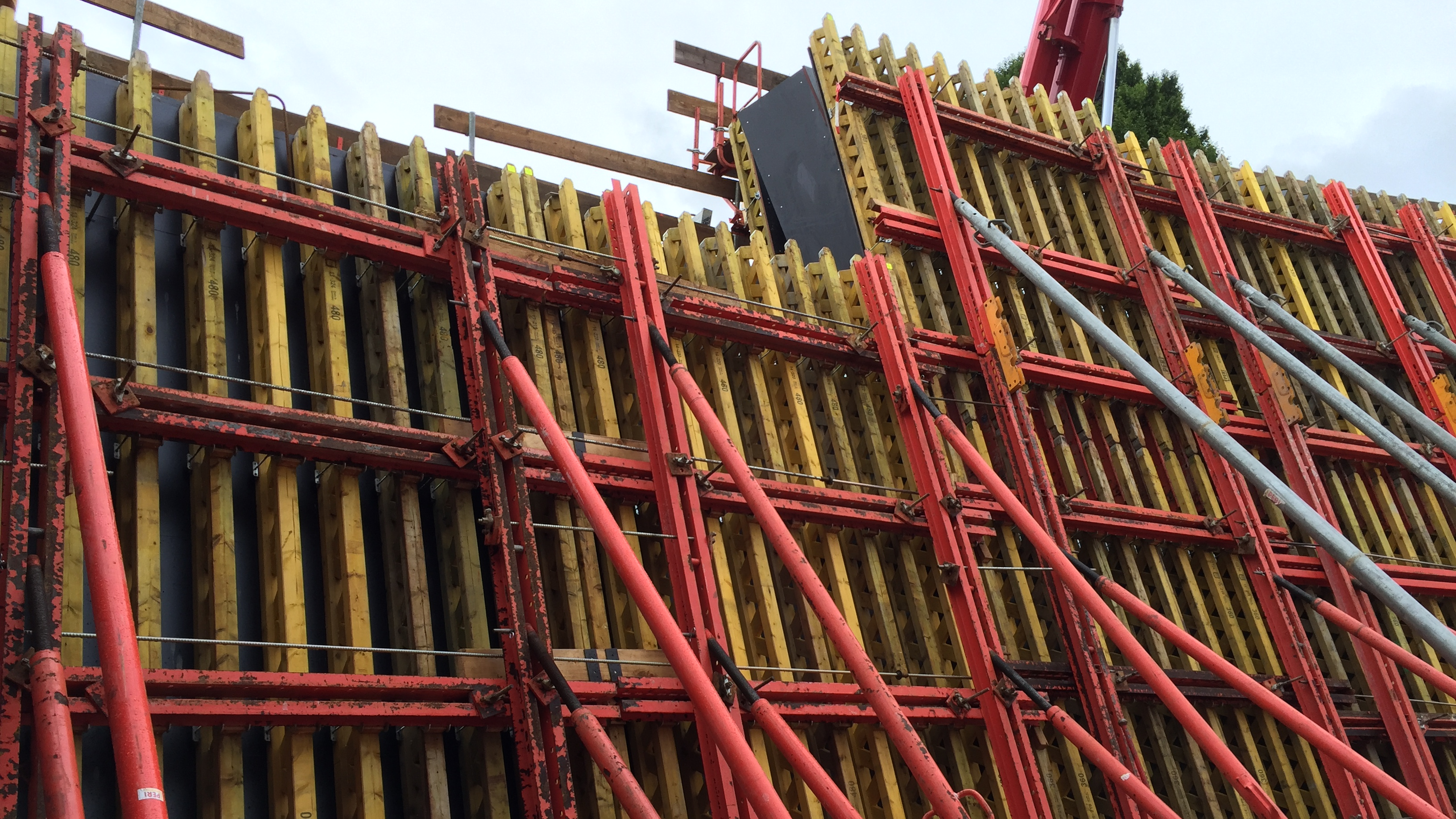 Hellende en gebogen wandbekisting, gemaakt met VARIO GT24 wandbekisting