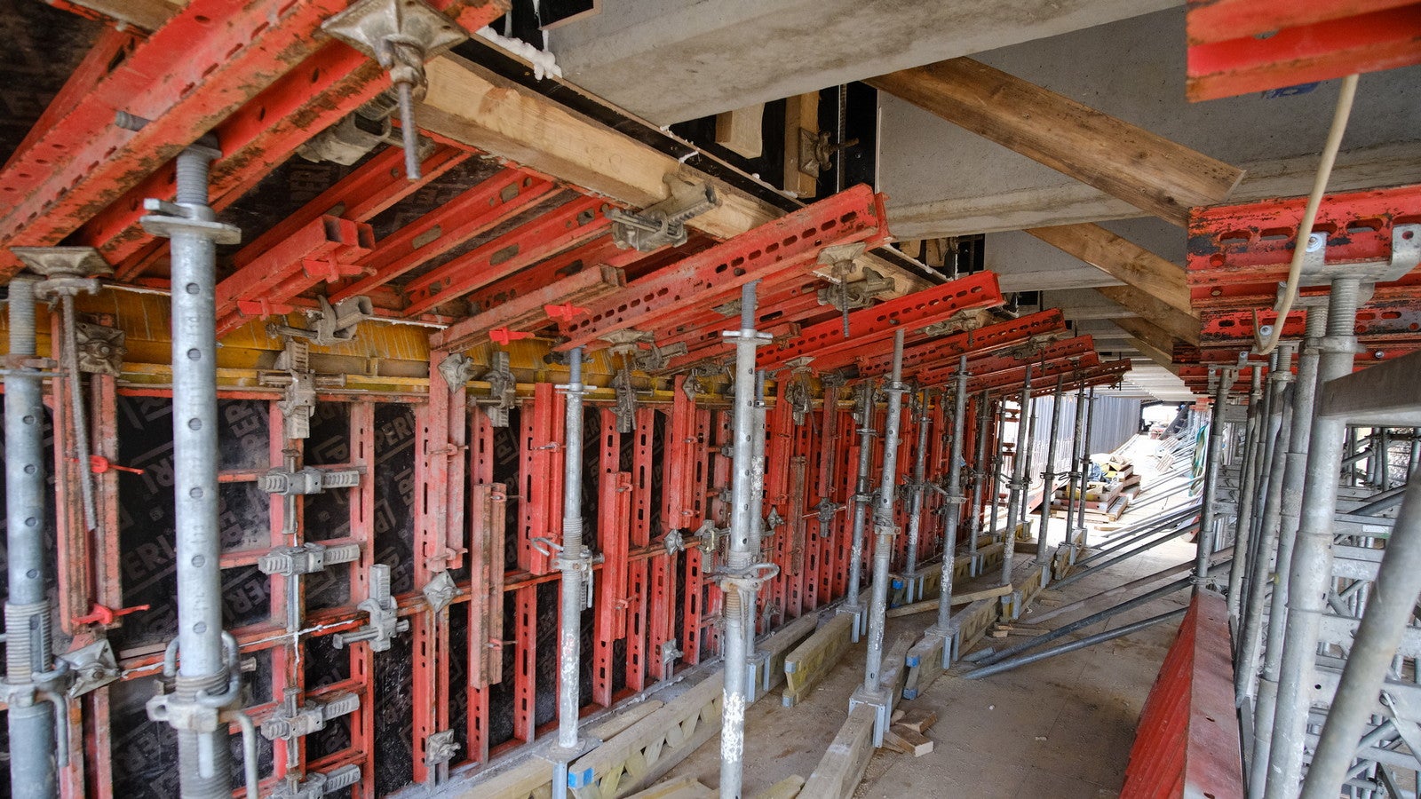 Iš DOMINO skydų ir VARIO elementų formuojamas monolitinis ruožas kuris apjungs g/b sijas ir atramą.<br/>(nuotraukos autorius: Marius Slabada)