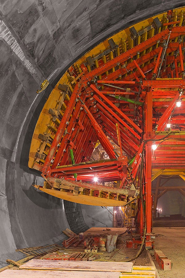 For moving the carriage to the next emergency bay, PERI developed an accurately-defined working sequence by which the formwork segments could be hydraulically folded and lowered.