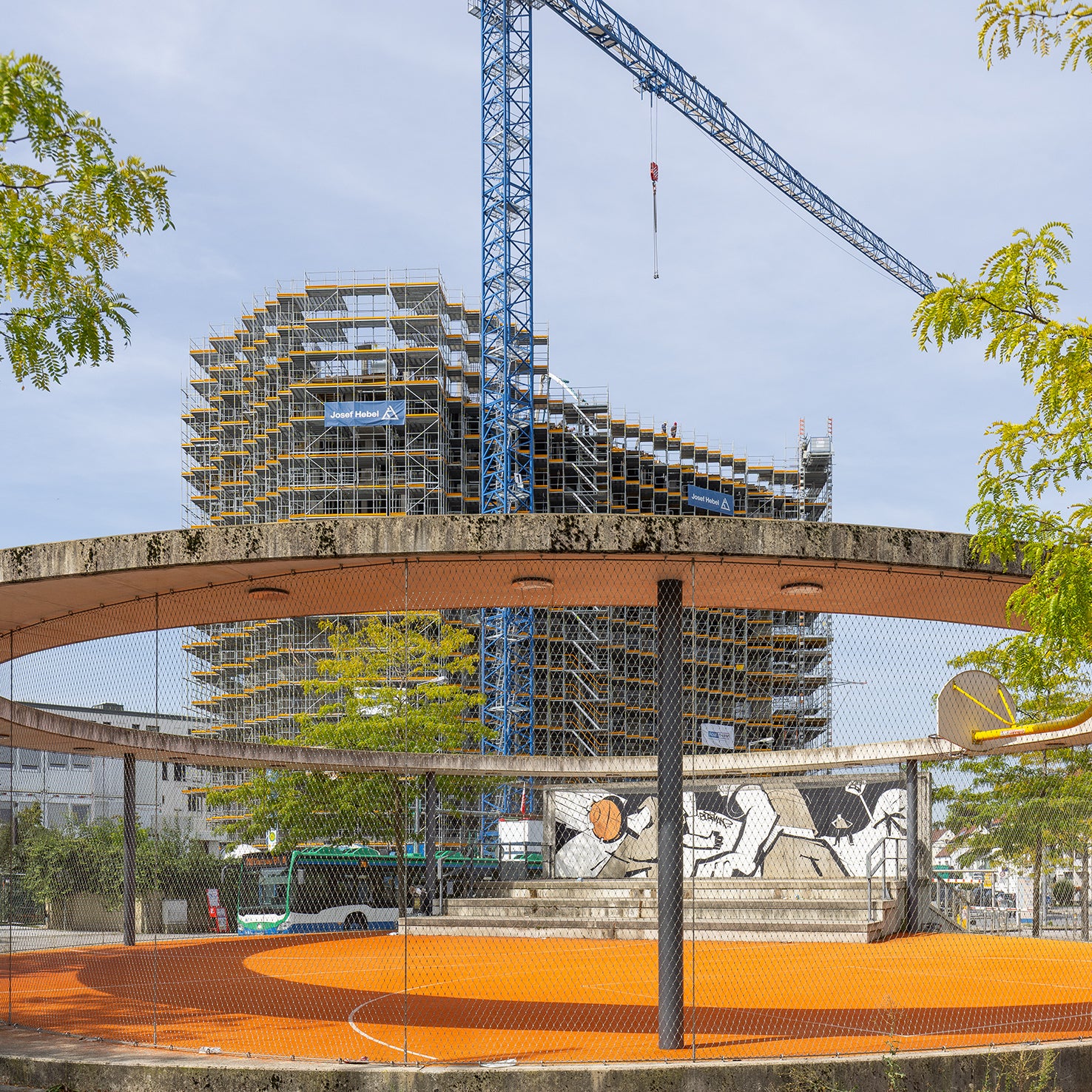 Das markante, elfstöckige Gebäude bildet den architektonischen Auftakt der Meiller Gärten zum Memminger Platz hin.