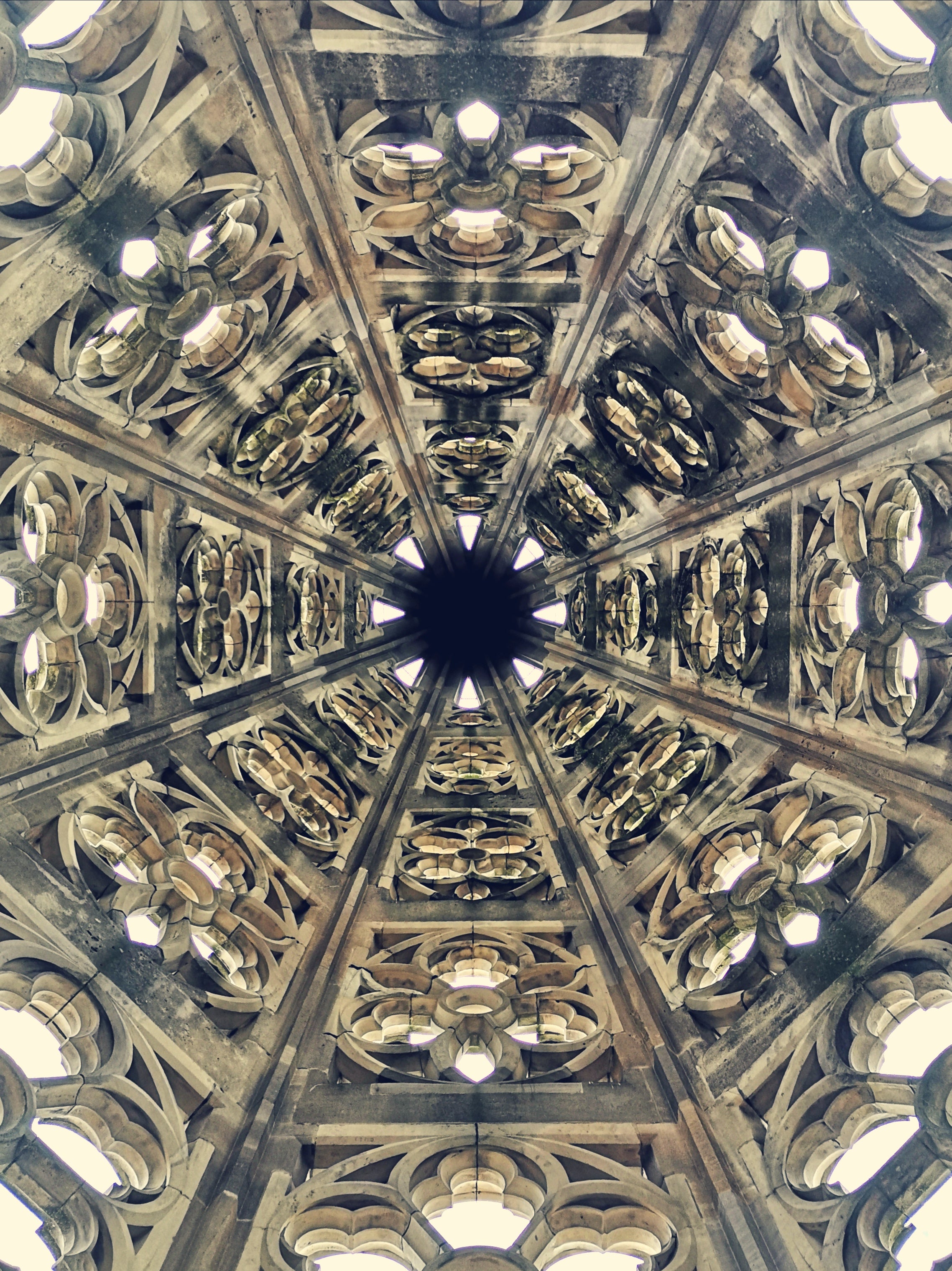 Hoch hinaus und stark verbunden – PERI betreut auch die Baustelle am Ulmer Münster, der Kirche mit dem höchsten Kirchturm der Welt.