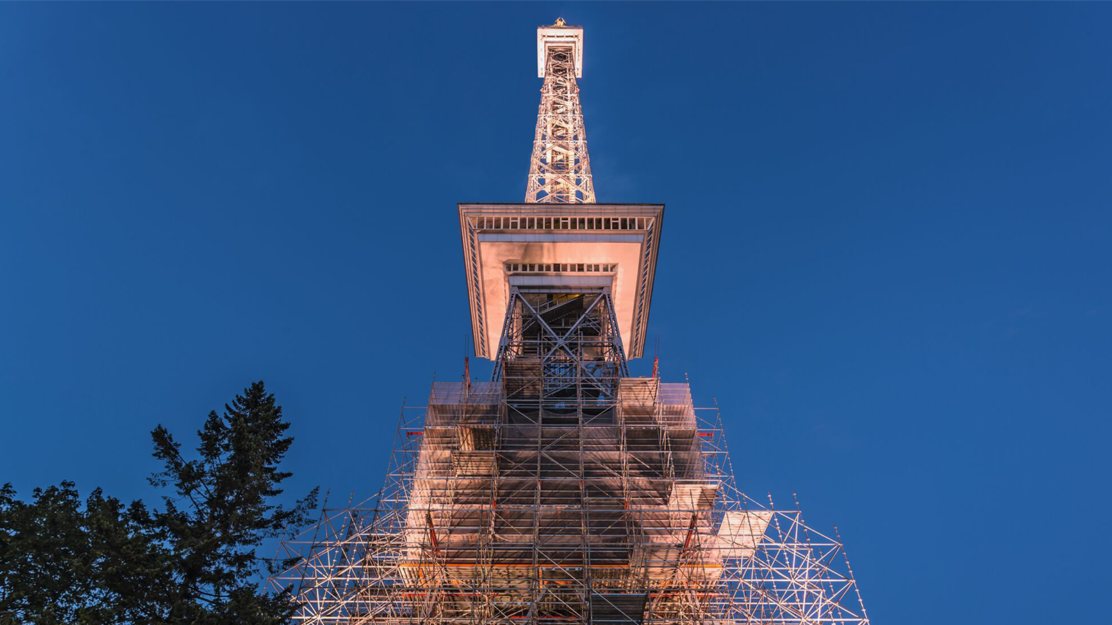 Высокая несущая способность вертикальных элементов PERI UP Flex дает возможность возводить конструкции высотой до 70 метров. Это особенно важно, когда при работе с историческими объектами отсутствует возможность переопирания на конструктивные элементы здания.