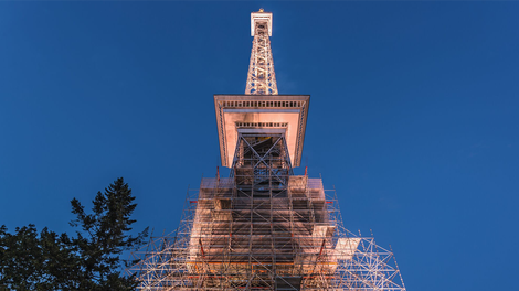 Высокая несущая способность вертикальных элементов PERI UP Flex дает возможность возводить конструкции высотой до 70 метров. Это особенно важно, когда при работе с историческими объектами отсутствует возможность переопирания на конструктивные элементы здания.