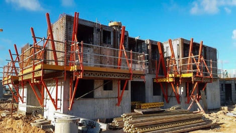 A união do sistema trepante CB com o UNO+, possibilita a execução das estruturas substituindo grande parte da mão de obra manual pela mecânica, trazendo mais segurança em trabalhos de fachadas verticalizadas.