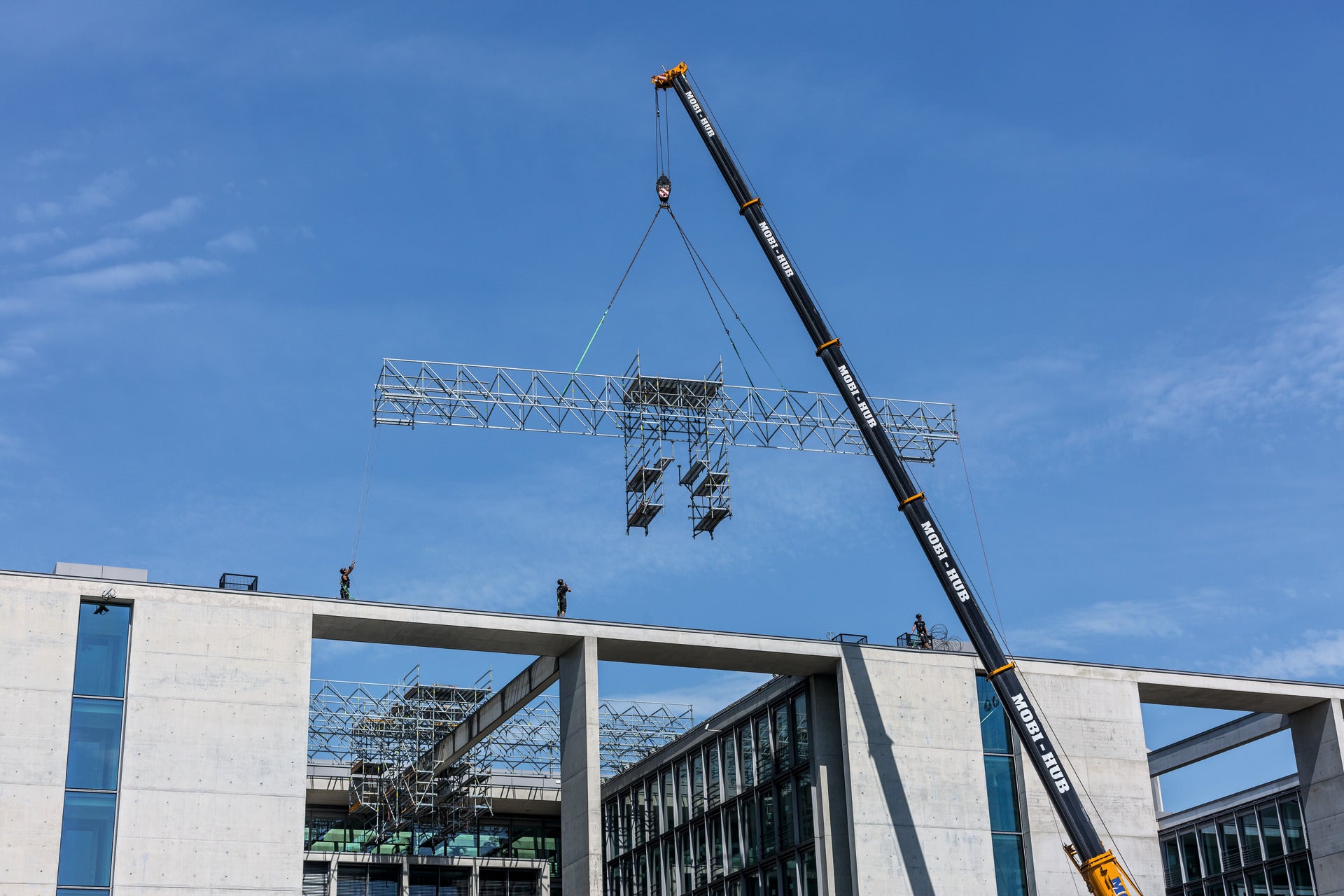 Die PERI UP Arbeitsplattform kann mit dem Kran an die richtige Position gesetzt werden.<br/>