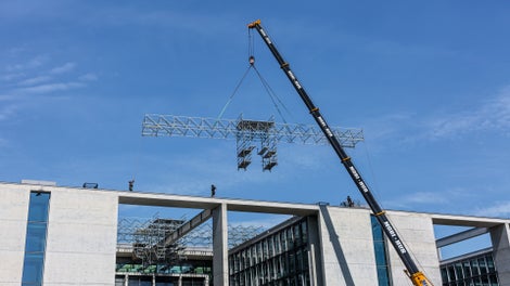 Die PERI UP Arbeitsplattform kann mit dem Kran an die richtige Position gesetzt werden.<br/>