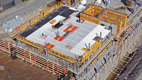 Punainen leveys- ja keltainen pitkittäistäyttö lisäävät järjestelmän joustavuutta. 