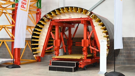 With VARIOKIT system components, cost-effective tunnel formwork carriages can be realized which are precisely adapted to meet the needs of the respective job site. Requirements such as drive-through openings for trucks or single-sided wall formwork are easily fulfilled.