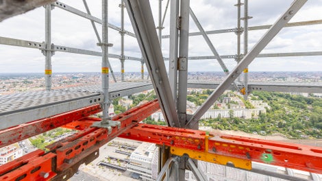 Die VARIOKIT Auflagerkonstruktion war in der Lage, hohe Lasten über große Spannweiten hinweg in die bestehende Turmkonstruktion abzuleiten.