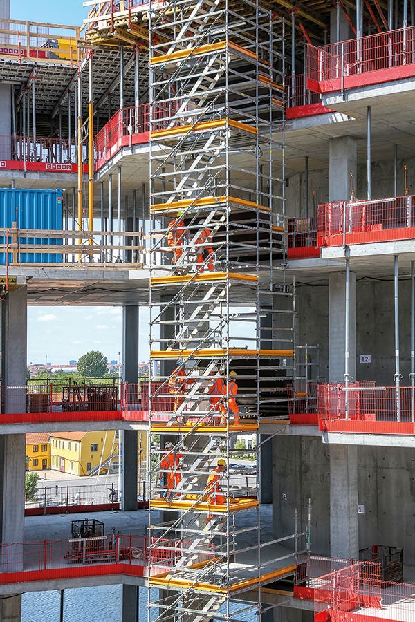 The PERI formwork and shoring solutions were optimally coordinated in order to achieve the desired shape of the building and meet its demanding architectural requirements. Thanks to the 25 cm or 50 cm end-to-end system grid, it was possible to adapt the modular scaffold system, PERI UP Flex, to the various geometries and loads in the form of a load-bearing construction. 