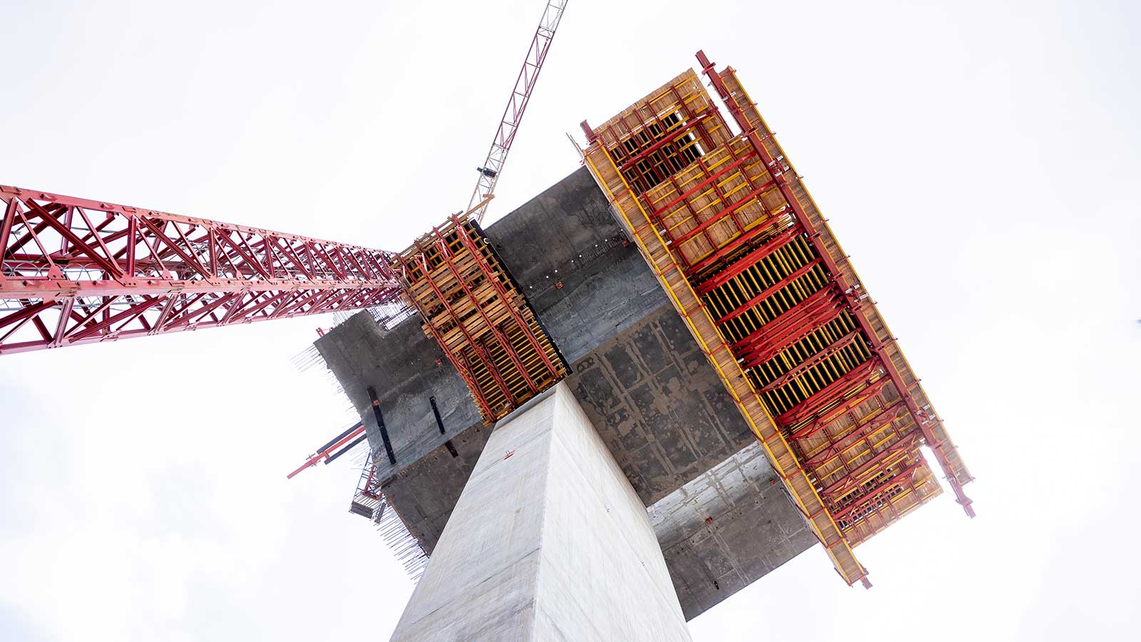 Для бетонирования корневых блоков применялась универсальная опалубка VARIOKIT, которая имеет широкий диапазон регулировок положения элементов. 