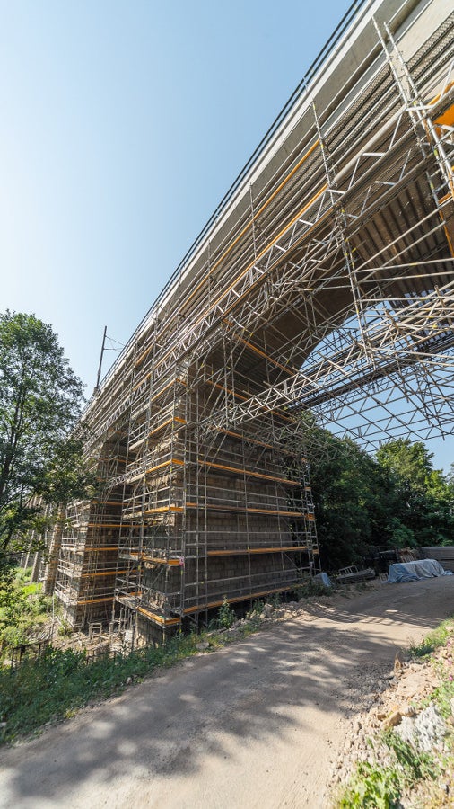 Skoro každý oblouk viaduktu si vyžádal individuální přístup i návrh. Někde byl strmý, nezpevněný terén, jinde bylo nutné provést z důvodu křížení s místní komunikací přemostění i v příčném směru.