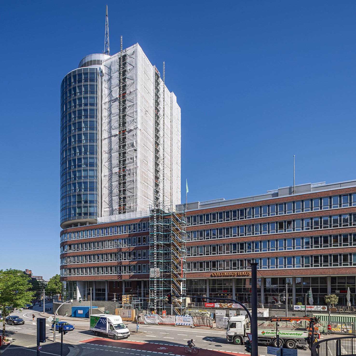 Das 77 m hohe Columbus Haus mit seinem auf einem Sockel stehenden Rundturm aus Glas bildet die markante Spitze des Bürogebäudeensembles Hanseatic-Trade-Center in der Hamburger HafenCity.