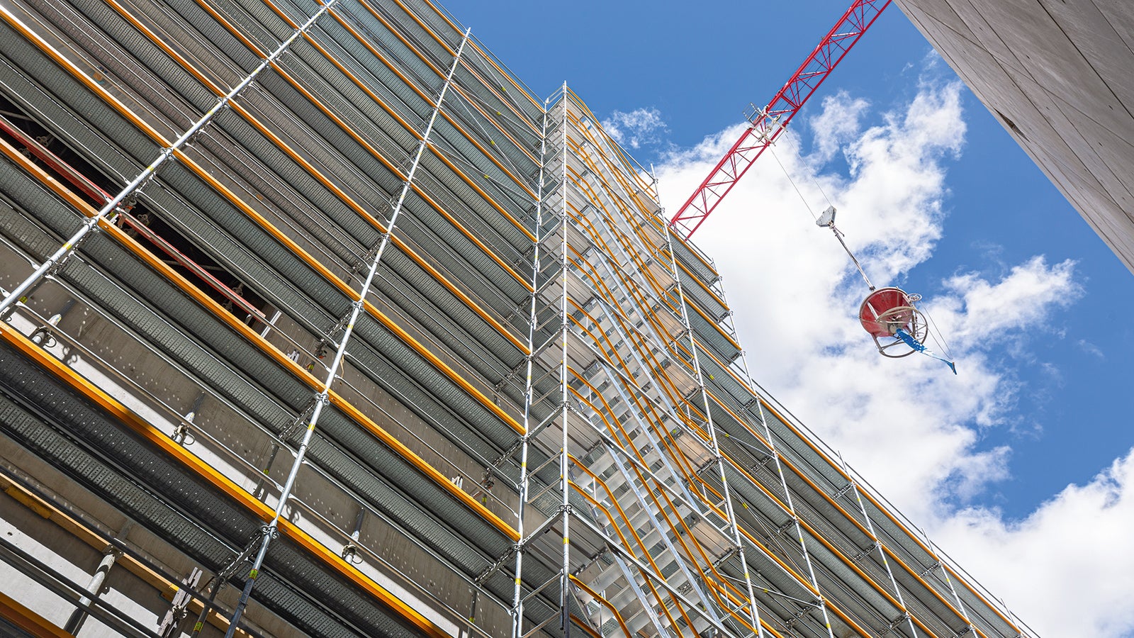 Lešení na stavbě: přibližně 20 000 m2 fasádního lešení PERI UP včetně potřebných schodišť až do výšky 22 m je součástí lešenářských prací na stavbě s minimálním manipulačním prostorem. <br/>(Foto: PERI Německo)<br/>