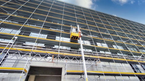 使用peri up脚手架套件的核心组件将STS 300 系统安装在搭建完成的脚手架结构上。<br/>