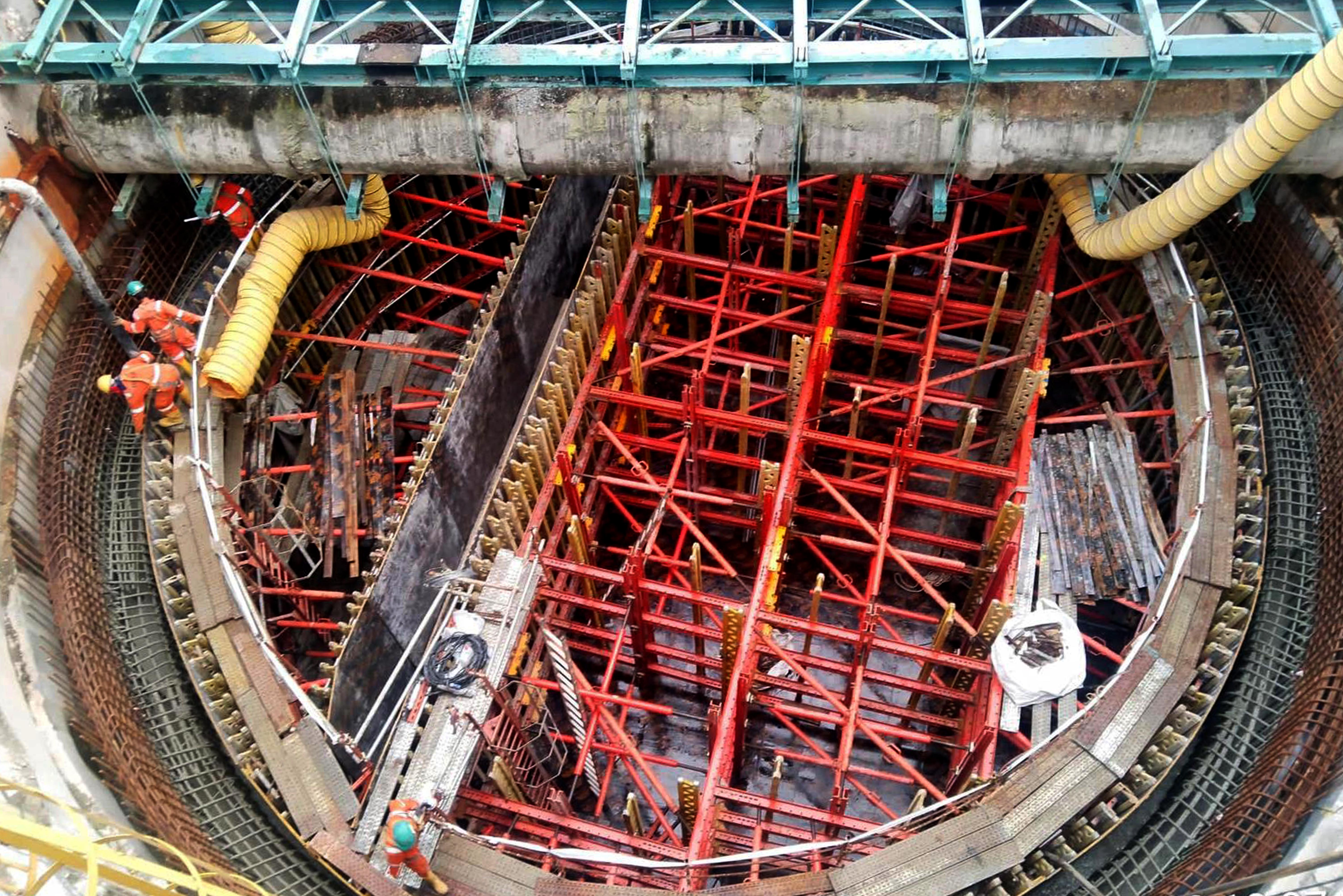 Concrete pressure is resisted by SLS spindles under compression