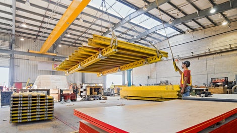 Handwerklich qualifizierte und fachlich geschulte PERI Montagespezialisten führen die Vormontage im Werk durch.<br/><br/>