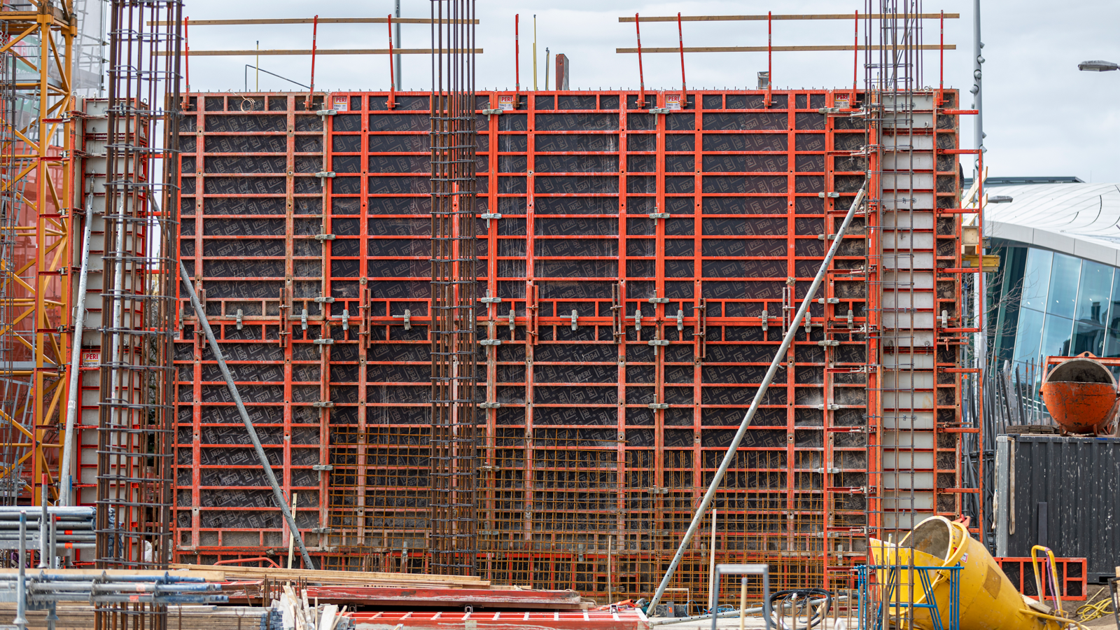 De TRIO wandbekisting is tot een hoogte van 6,6 m opgebouwd. Bij TRIO zijn grote hoogtes en hoge toelaatbare betondruk mogelijk.