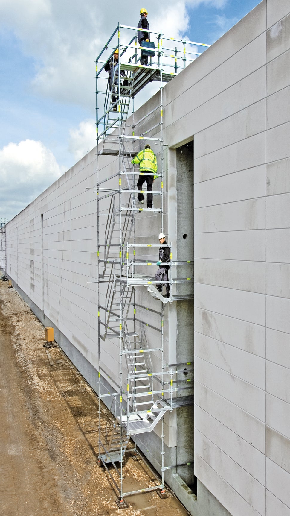 Les escaliers de secours extérieurs permettent d’atteindre tous les étages.