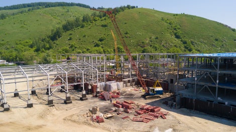 При раскладке опалубки важно было учесть уже смонтированный металлокаркас и фундаменты