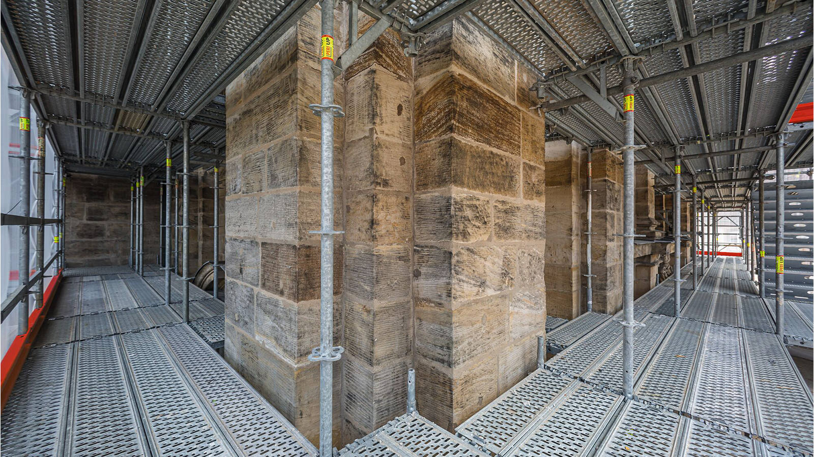 Леса аккуратно обходят архитектурные элементы фасада здания за счет их гибкости и универсального шага элементов PERI UP Flex.