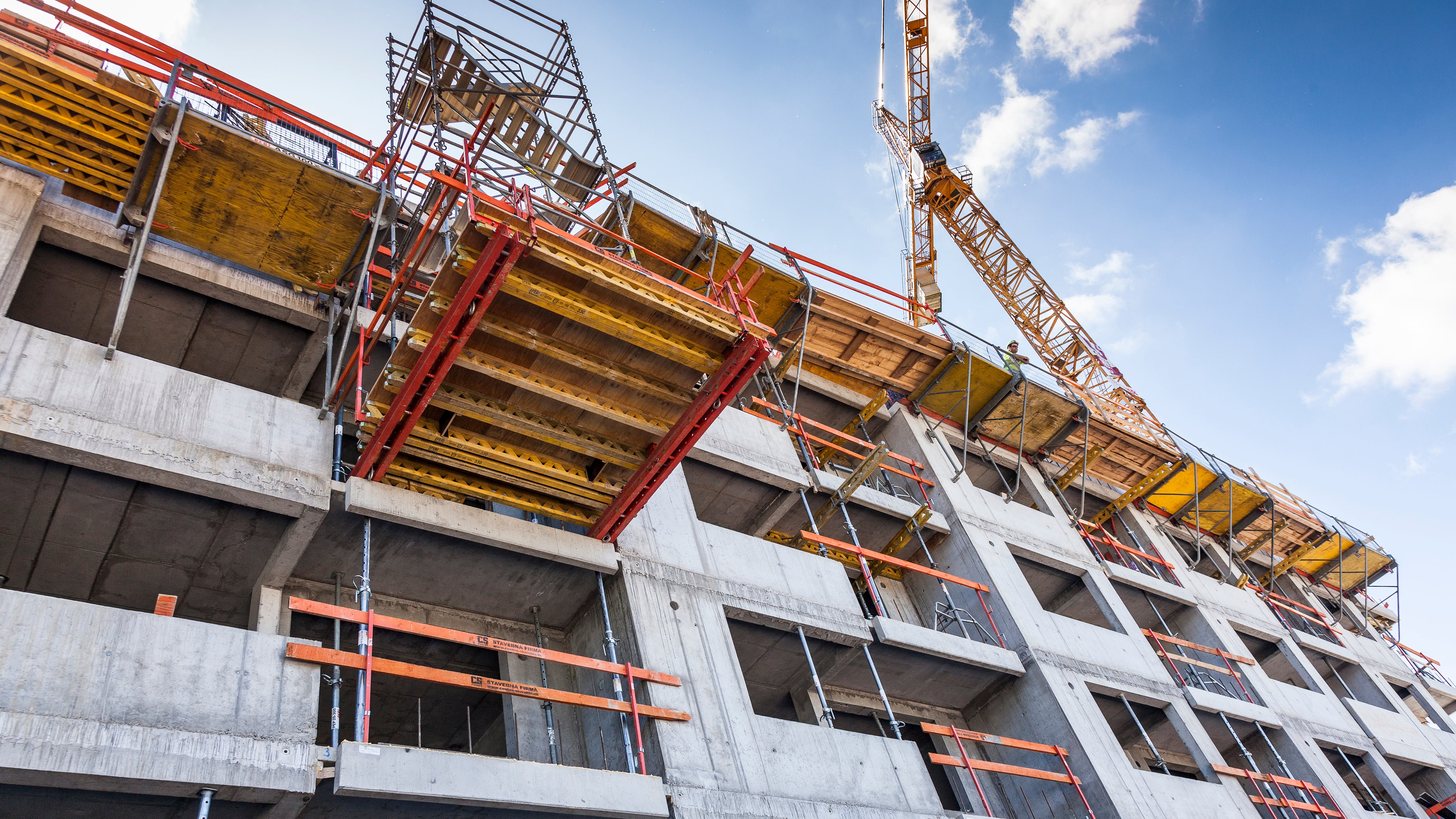 Schodisková veža na plošine VARIOKIT pre výstup pracovníkov.